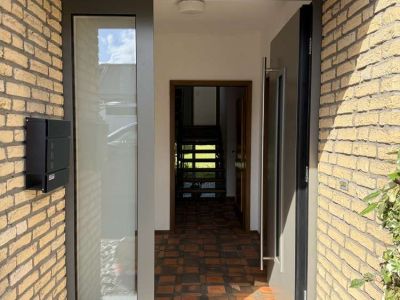 Stilvoller m&ouml;blierter Splitlevel-Bungalow mit Garten