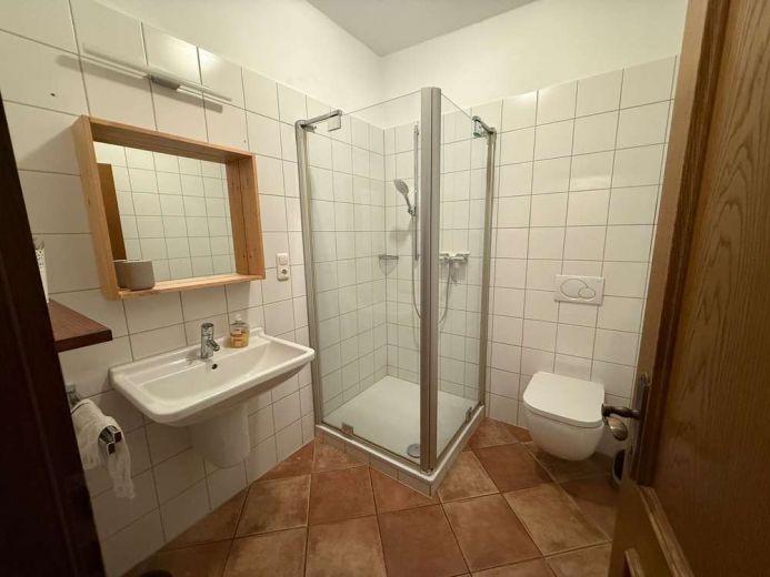 Stilvoller m&ouml;blierter Splitlevel-Bungalow mit Garten