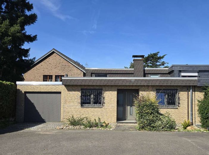 Stilvoller m&ouml;blierter Splitlevel-Bungalow mit Garten