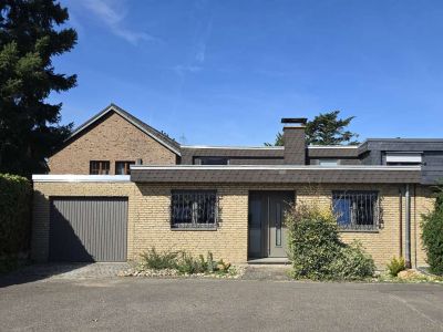 Stilvoller m&ouml;blierter Splitlevel-Bungalow mit Garten