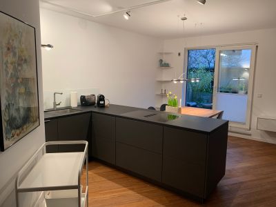 Zentral + ruhig gelegene, perfekt m&ouml;blierte 2-Zi-Wohnung mit Gartenblick