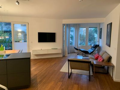 Zentral + ruhig gelegene, perfekt m&ouml;blierte 2-Zi-Wohnung mit Gartenblick