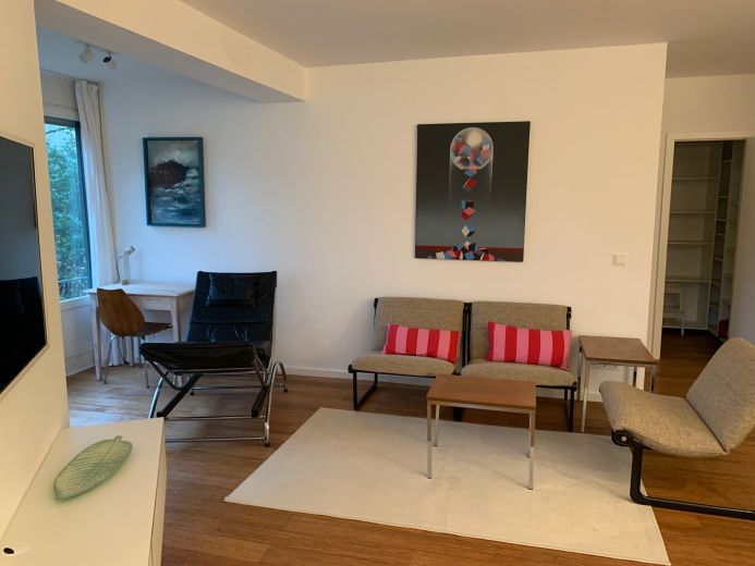 Zentral + ruhig gelegene, perfekt m&ouml;blierte 2-Zi-Wohnung mit Gartenblick