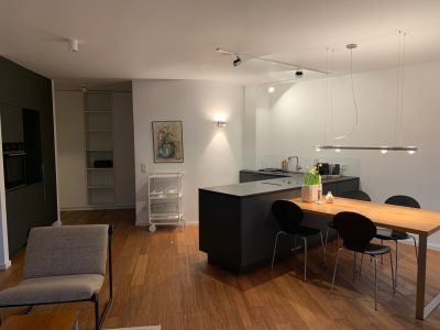 Zentral + ruhig gelegene, perfekt m&ouml;blierte 2-Zi-Wohnung mit Gartenblick