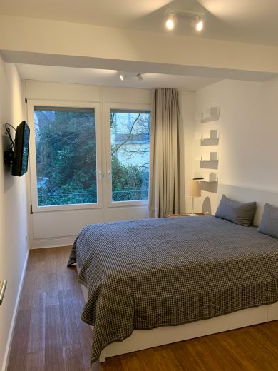 Zentral + ruhig gelegene, perfekt m&ouml;blierte 2-Zi-Wohnung mit Gartenblick