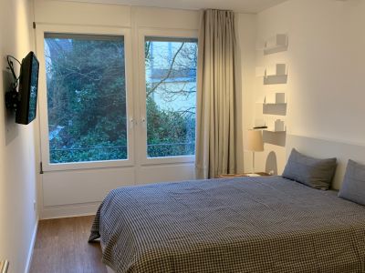 Zentral + ruhig gelegene, perfekt m&ouml;blierte 2-Zi-Wohnung mit Gartenblick