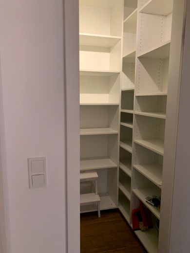 Zentral + ruhig gelegene, perfekt m&ouml;blierte 2-Zi-Wohnung mit Gartenblick