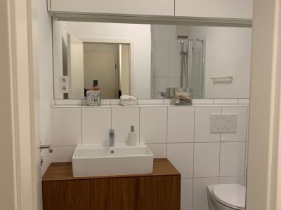 Zentral + ruhig gelegene, perfekt m&ouml;blierte 2-Zi-Wohnung mit Gartenblick