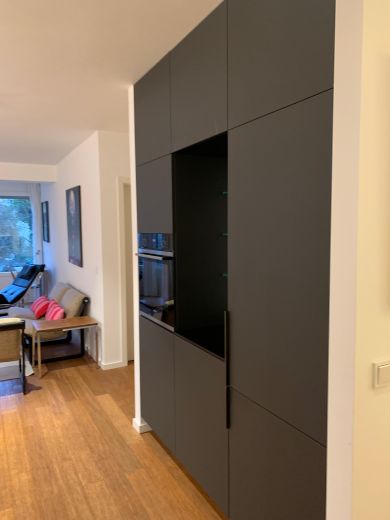 Zentral + ruhig gelegene, perfekt m&ouml;blierte 2-Zi-Wohnung mit Gartenblick