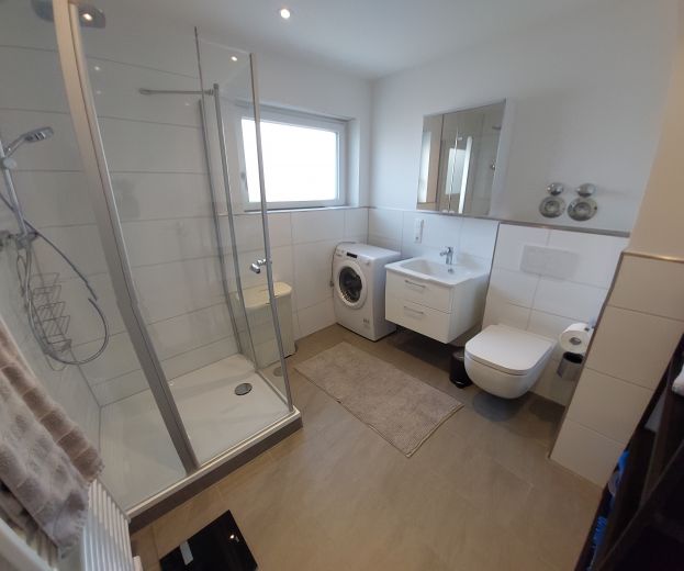 Neue moderne 1 Zi-Wohnung mit excl. Bad und K&uuml;che. Volle Ausstattung mit Klimaanlage. Weingarten bei Karlsruhe.