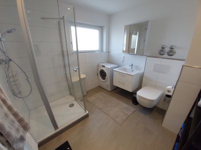 Neue moderne 1 Zi-Wohnung mit excl. Bad und K&uuml;che. Volle Ausstattung mit Klimaanlage. Weingarten bei Karlsruhe.