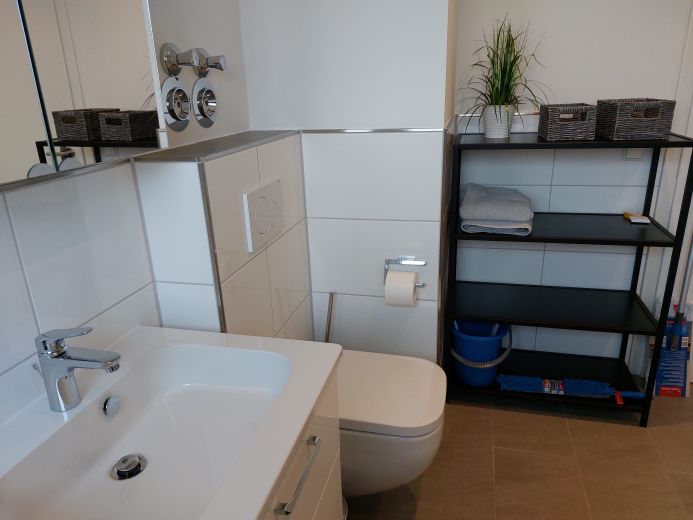 Neue moderne 1 Zi-Wohnung mit excl. Bad und K&uuml;che. Volle Ausstattung mit Klimaanlage. Weingarten bei Karlsruhe.