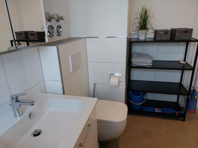 Neue moderne 1 Zi-Wohnung mit excl. Bad und K&uuml;che. Volle Ausstattung mit Klimaanlage. Weingarten bei Karlsruhe.