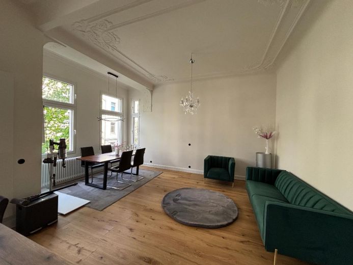 3 Zimmer Wohnung im stilvollen Altbau mit Stuck