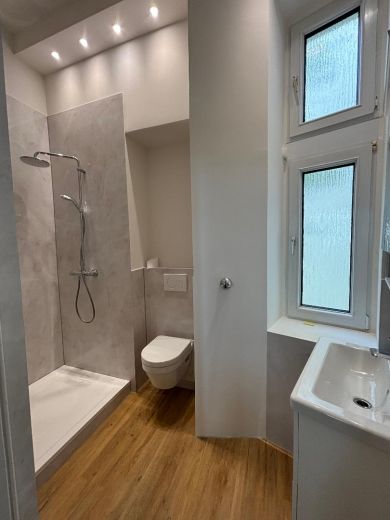 3 Zimmer Wohnung im stilvollen Altbau mit Stuck