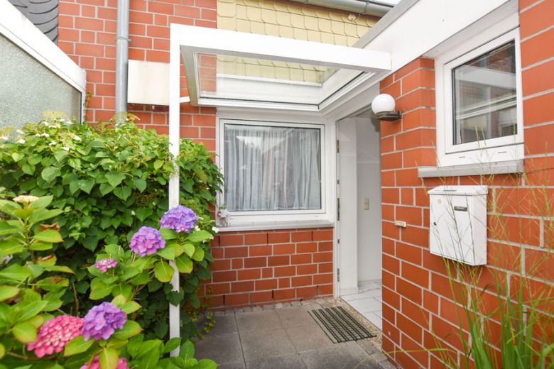 zentral gelegenes m&ouml;bliertes Reihenmittelhaus in ruhiger Lage,  vollst&auml;ndig eingerichtet  mit Geschirr, Bettw&auml;sche...mit Carport und G&auml;rtchen, 115m&sup2;