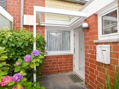 zentral gelegenes m&ouml;bliertes Reihenmittelhaus in ruhiger Lage,  vollst&auml;ndig eingerichtet  mit Geschirr, Bettw&auml;sche...mit Carport und G&auml;rtchen, 115m&sup2;