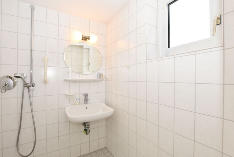 zentral gelegenes m&ouml;bliertes Reihenmittelhaus in ruhiger Lage,  vollst&auml;ndig eingerichtet  mit Geschirr, Bettw&auml;sche...mit Carport und G&auml;rtchen, 115m&sup2;