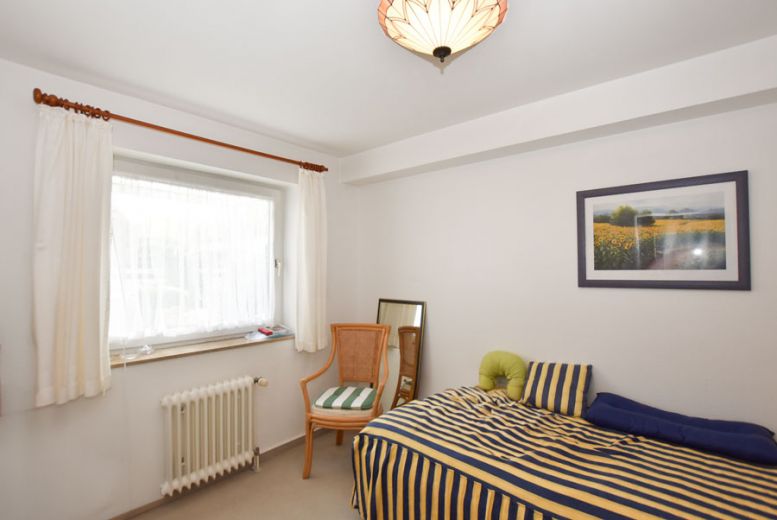 zentral gelegenes m&ouml;bliertes Reihenmittelhaus in ruhiger Lage,  vollst&auml;ndig eingerichtet  mit Geschirr, Bettw&auml;sche...mit Carport und G&auml;rtchen, 115m&sup2;