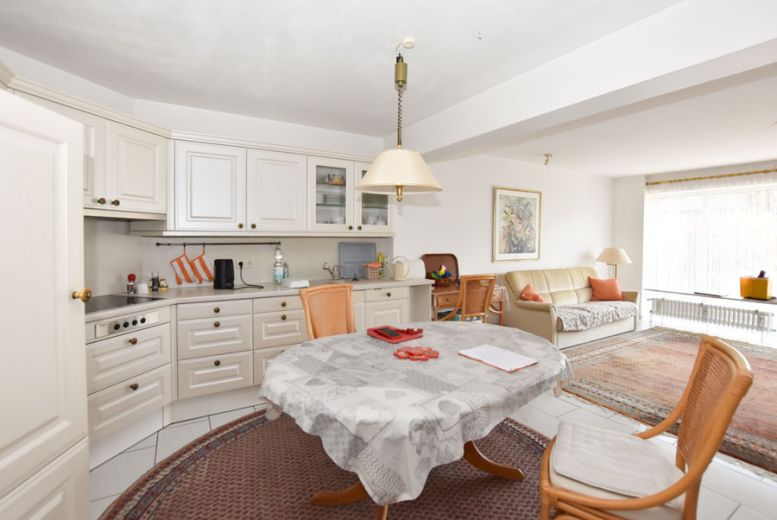 zentral gelegenes m&ouml;bliertes Reihenmittelhaus in ruhiger Lage,  vollst&auml;ndig eingerichtet  mit Geschirr, Bettw&auml;sche...mit Carport und G&auml;rtchen, 115m&sup2;