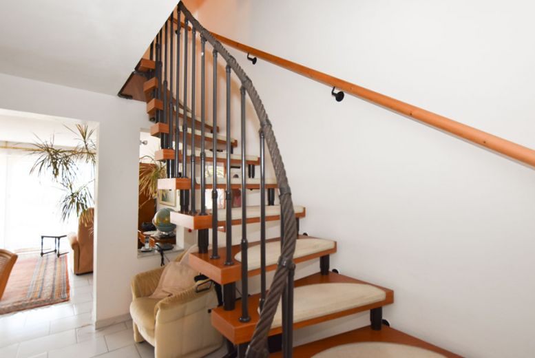 zentral gelegenes m&ouml;bliertes Reihenmittelhaus in ruhiger Lage,  vollst&auml;ndig eingerichtet  mit Geschirr, Bettw&auml;sche...mit Carport und G&auml;rtchen, 115m&sup2;