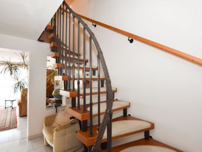 zentral gelegenes m&ouml;bliertes Reihenmittelhaus in ruhiger Lage,  vollst&auml;ndig eingerichtet  mit Geschirr, Bettw&auml;sche...mit Carport und G&auml;rtchen, 115m&sup2;