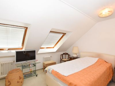 zentral gelegenes m&ouml;bliertes Reihenmittelhaus in ruhiger Lage,  vollst&auml;ndig eingerichtet  mit Geschirr, Bettw&auml;sche...mit Carport und G&auml;rtchen, 115m&sup2;