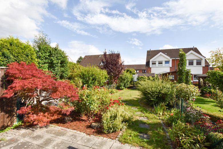 zentral gelegenes m&ouml;bliertes Reihenmittelhaus in ruhiger Lage,  vollst&auml;ndig eingerichtet  mit Geschirr, Bettw&auml;sche...mit Carport und G&auml;rtchen, 115m&sup2;