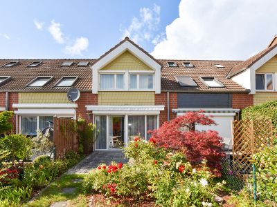 zentral gelegenes m&ouml;bliertes Reihenmittelhaus in ruhiger Lage,  vollst&auml;ndig eingerichtet  mit Geschirr, Bettw&auml;sche...mit Carport und G&auml;rtchen, 115m&sup2;