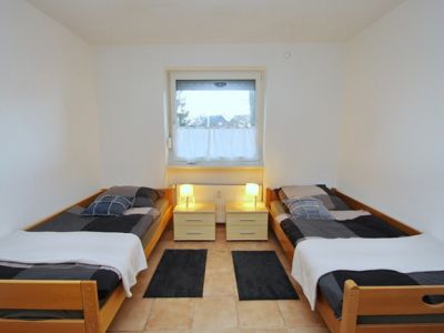 Ideal f&uuml;r Monteure: Moderne 3-Raum-Wohnung mit zwei Schlafzimmern (4-5 Personen) N&auml;he Moers,  VDSL 100 aktiv