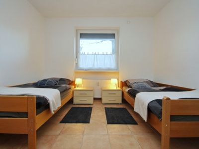 Ideal f&uuml;r Monteure: Moderne 3-Raum-Wohnung mit zwei Schlafzimmern (4-5 Personen) N&auml;he Moers,  VDSL 100 aktiv