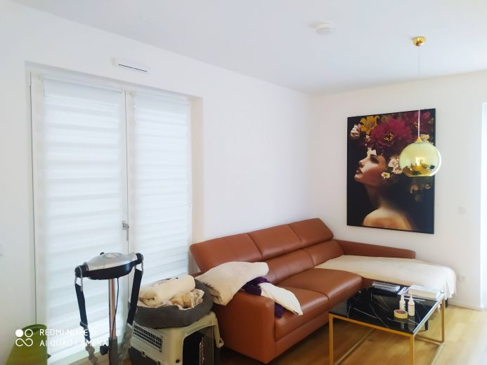 Moebelierte 2 Zimmer Wohnung mit Terasse