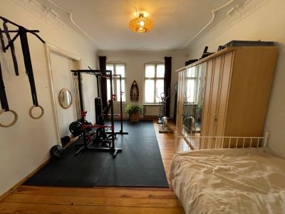 Charmante Altbauwohnung nahe Rosenthaler Platz &ndash; 100 qm, 2,5 Zimmer, Balkon, teilm&ouml;bliert | ab 01. Mai, mind. 2 Monate | KEINE ANMELDUNG