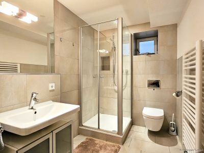 Helles Souterrain-Apartment in einer eleganten Neubauvilla mit Garten in M&uuml;nchen - Sendling