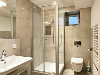 Helles Souterrain-Apartment in einer eleganten Neubauvilla mit Garten in M&uuml;nchen - Sendling