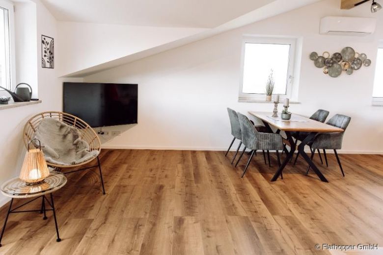 M&ouml;blierte 3-Zimmer-Dachgeschoss-Wohnung in S&ouml;llhuben / Ortsgemeinde Riedering