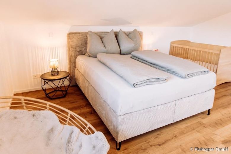 M&ouml;blierte 3-Zimmer-Dachgeschoss-Wohnung in S&ouml;llhuben / Ortsgemeinde Riedering