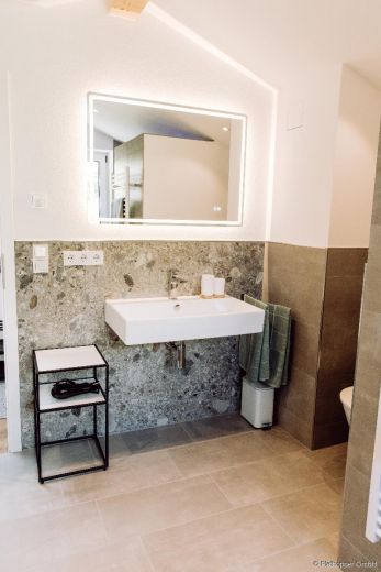 M&ouml;blierte 3-Zimmer-Dachgeschoss-Wohnung in S&ouml;llhuben / Ortsgemeinde Riedering