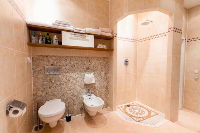 Sch&ouml;ne 3,5-Zimmer-Altbau-Wohnung mit Sonnenterrasse und Stellplatz