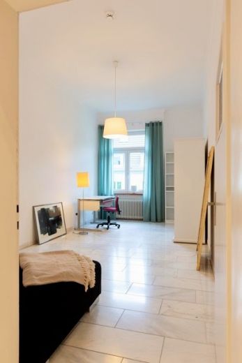 Sch&ouml;ne 3,5-Zimmer-Altbau-Wohnung mit Sonnenterrasse und Stellplatz