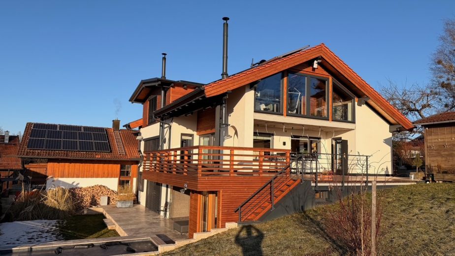 Exklusives, m&ouml;bliertes Einfamilienhaus mit Pool & Bergblick