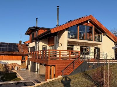Exklusives, m&ouml;bliertes Einfamilienhaus mit Pool & Bergblick