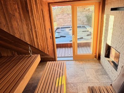 Exklusives, m&ouml;bliertes Einfamilienhaus mit Pool & Bergblick