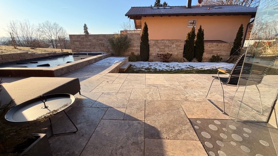 Exklusives, m&ouml;bliertes Einfamilienhaus mit Pool & Bergblick