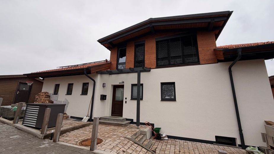 Exklusives, m&ouml;bliertes Einfamilienhaus mit Pool & Bergblick