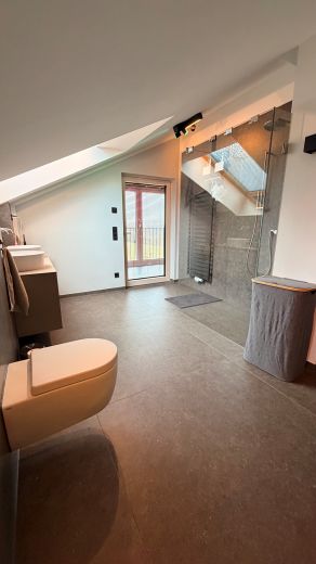 Exklusives, m&ouml;bliertes Einfamilienhaus mit Pool & Bergblick