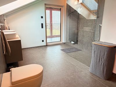 Exklusives, m&ouml;bliertes Einfamilienhaus mit Pool & Bergblick