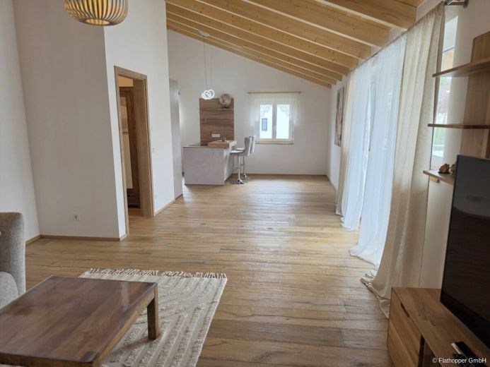 M&ouml;blierte 2-Zimmer-Wohnung mit Balkon in Kolbermoor
