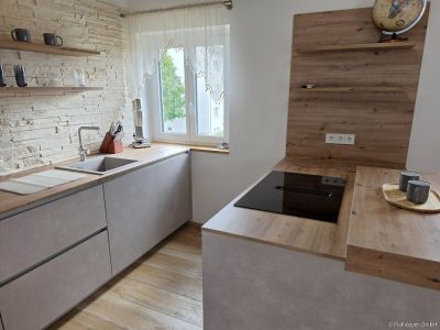 M&ouml;blierte 2-Zimmer-Wohnung mit Balkon in Kolbermoor
