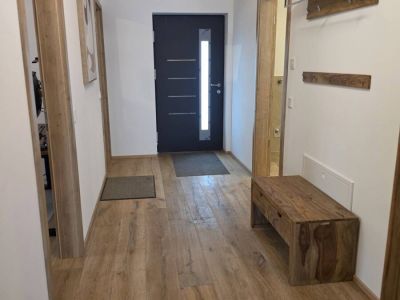 M&ouml;blierte 2-Zimmer-Wohnung mit Balkon in Kolbermoor